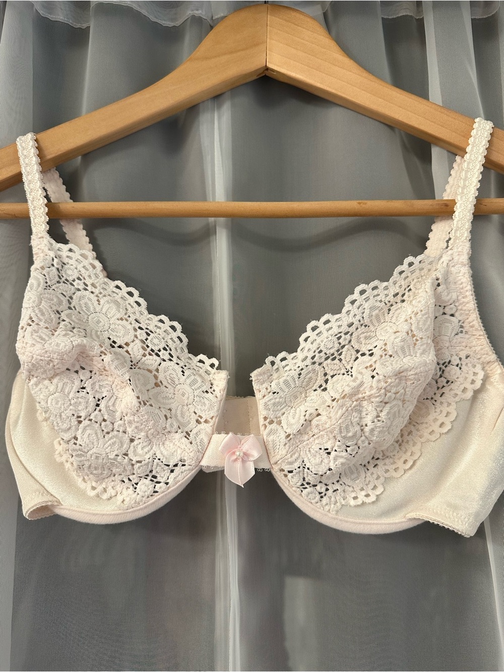 Vtg Vanity Fair Lace Underwire Bra in Light Pink